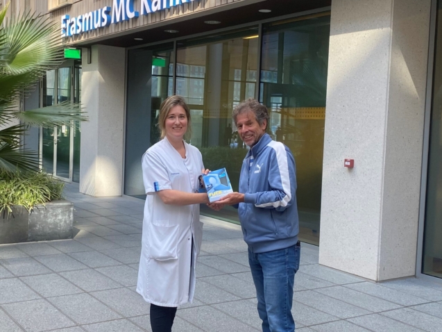 Patiënt Chris overhandigt zijn boek aan radiotherapeut-oncoloog Kim de Vries